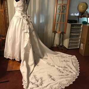 Sweetheart wedding gown size 10!Beautiful!